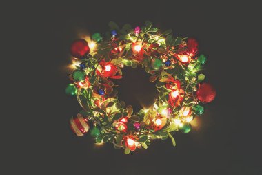 Tebrik sezon kavramı. Dekoratif ışık o ile Noel çelenk