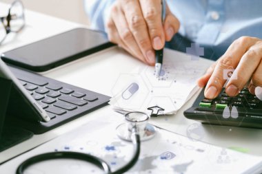 Sağlık masrafları ve ücretleri kavramı. Bir ca akıllı doktor el kullanılan
