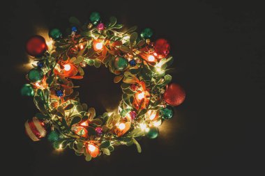 Tebrik sezon kavramı. Dekoratif ışık o ile Noel çelenk