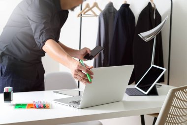 Moda cep telefonu ile çalışma ve laptop ile kullanarak Tasarımcısı