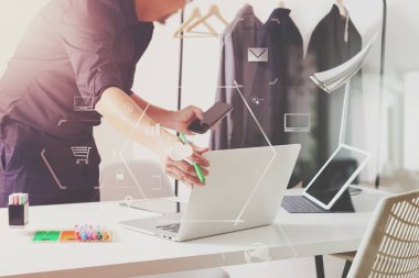 Moda cep telefonu ile çalışma ve laptop ile kullanarak Tasarımcısı