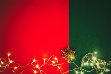 Tebrik sezon kavramı. Noel ışık ve çam star kırmızı ve