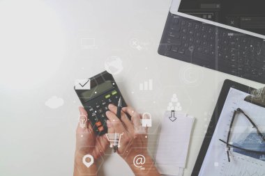 mali konularda maliyet ile çalışan işadamı el görünümünü en iyi bir