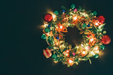 Tebrik sezon kavramı. Dekoratif ışık o ile Noel çelenk