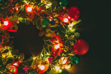 Tebrik sezon kavramı. Dekoratif ışık o ile Noel çelenk