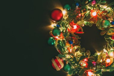 Tebrik sezon kavramı. Dekoratif ışık o ile Noel çelenk