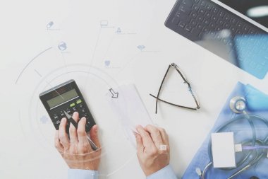 Üstten Görünüm sağlık masrafları ve ücretleri kavramının. Akıllı doct el