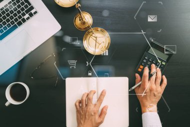 Adalet ve hukuk concept.businessman veya avukat veya muhasebeci çalışma