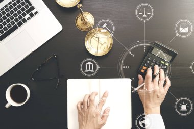 Adalet ve hukuk concept.businessman veya avukat veya muhasebeci çalışma