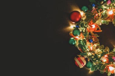 Tebrik sezon kavramı. Dekoratif ışık o ile Noel çelenk