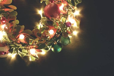 Tebrik sezon kavramı. Dekoratif ışık o ile Noel çelenk