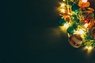 Tebrik sezon kavramı. Dekoratif ışık o ile Noel çelenk