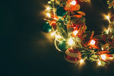 Tebrik sezon kavramı. Dekoratif ışık o ile Noel çelenk