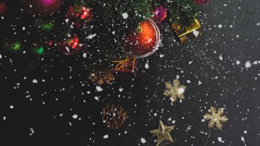 Sezon concept.hand ayarda bir Noel süsler tebrik