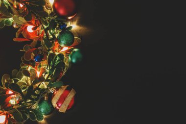 Tebrik sezon kavramı. Dekoratif ışık o ile Noel çelenk
