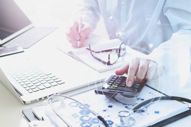 Sağlık masrafları ve ücretleri kavramı. Bir ca akıllı doktor el kullanılan