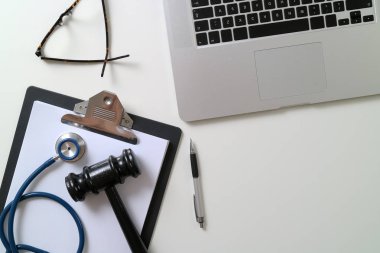 Karanlık tokmak ile sağlık stetoskop yakınındaki beyaz Danışma Laptop