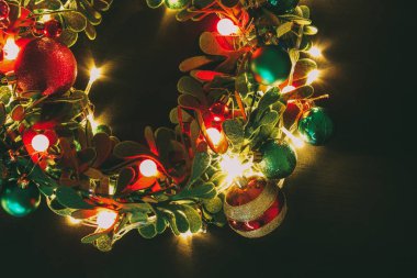 Tebrik sezon kavramı. Dekoratif ışık o ile Noel çelenk