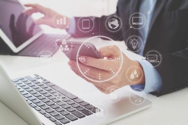 La ile modern ofis cep telefonuyla işadamı eller
