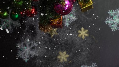 Sezon concept.hand ayarda bir Noel süsler tebrik