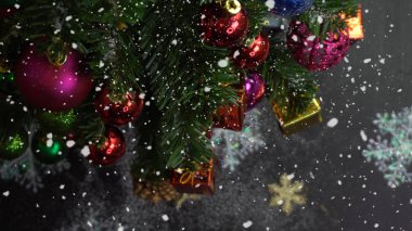 Sezon concept.hand ayarda bir Noel süsler tebrik