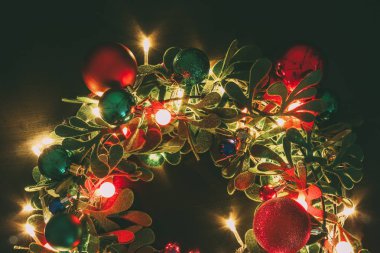 Tebrik sezon kavramı. Dekoratif ışık o ile Noel çelenk