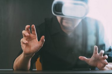 sanal gerçeklik giyen işadamı modern ofis zekâ gözlükler