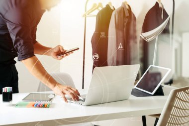 Moda cep telefonu ile çalışma ve laptop ile kullanarak Tasarımcısı