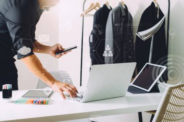 Moda cep telefonu ile çalışma ve laptop ile kullanarak Tasarımcısı