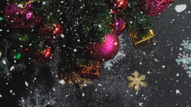 Sezon concept.hand ayarda bir Noel süsler tebrik