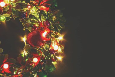 Tebrik sezon kavramı. Dekoratif ışık o ile Noel çelenk