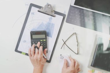 mali konularda maliyet ile çalışan işadamı el görünümünü en iyi bir