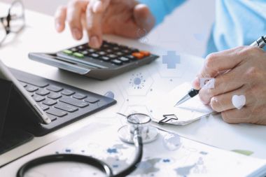 Sağlık masrafları ve ücretleri kavramı. Bir ca akıllı doktor el kullanılan