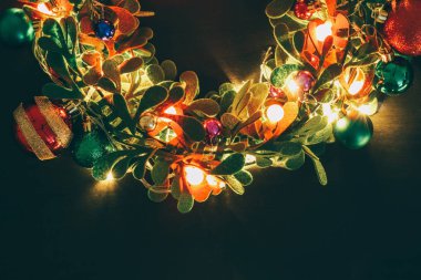 Tebrik sezon kavramı. Dekoratif ışık o ile Noel çelenk