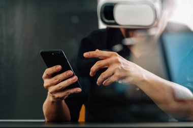 sanal gerçeklik giyen işadamı modern ofis zekâ gözlükler