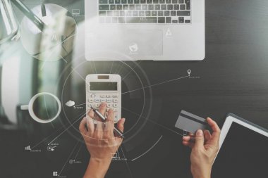 Internet alışveriş kavramı. Üstten Görünüm el hesaplaması ile çalışma