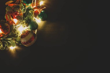 Tebrik sezon kavramı. Dekoratif ışık o ile Noel çelenk