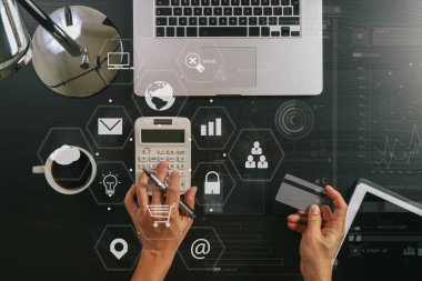 Internet alışveriş kavramı. Üstten Görünüm el hesaplaması ile çalışma