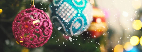 Greeting Season concept.wide shot of ornaments on a Christmas tr — Stock Photo, Image