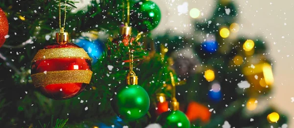 Hälsning säsong concept.wide skott av ornament på en jul-tr — Stockfoto