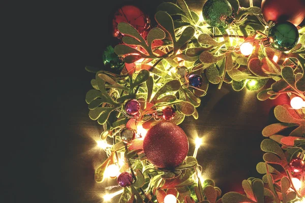 Groet seizoen concept. De kroon van Kerstmis met decoratieve licht o — Stockfoto