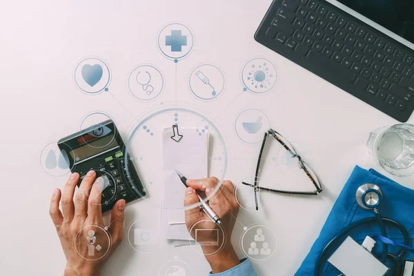 Vista superior del concepto de costos y tarifas de atención médica.Mano de doct inteligente — Foto de Stock