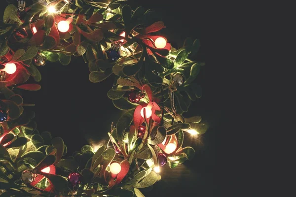 Groet seizoen concept. De kroon van Kerstmis met decoratieve licht o — Stockfoto