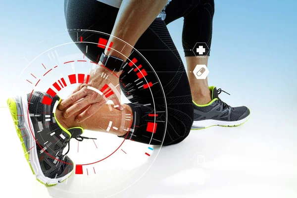 Hombre atlético tocando el pie debido a un esguince con VR medical scannin — Foto de Stock