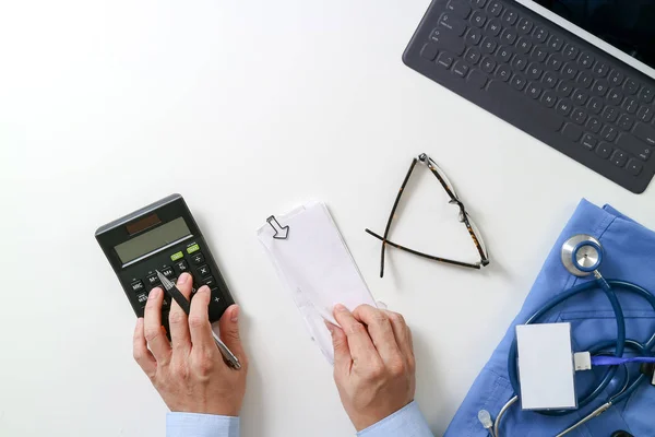 Von oben über das Konzept der Gesundheitskosten und -gebühren. — Stockfoto