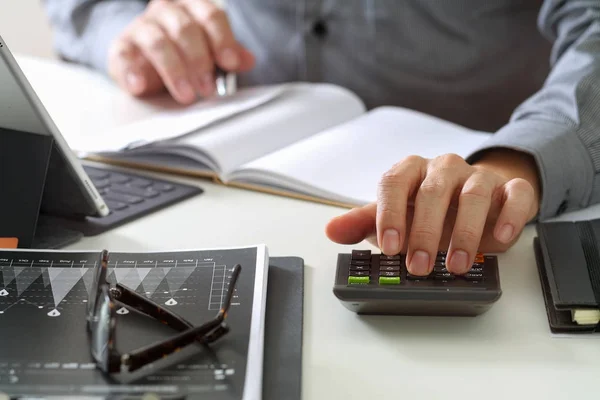 Hombre de negocios mano trabajando con las finanzas sobre el costo y la calculadora — Foto de Stock