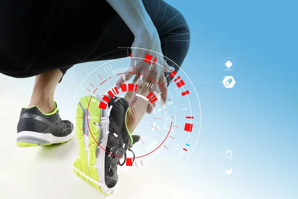 Homem atlético tocando pé devido a entorse com VR scannin médico — Fotografia de Stock