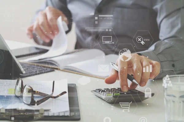 Hombre de negocios mano trabajando con las finanzas sobre el costo y la calculadora — Foto de Stock