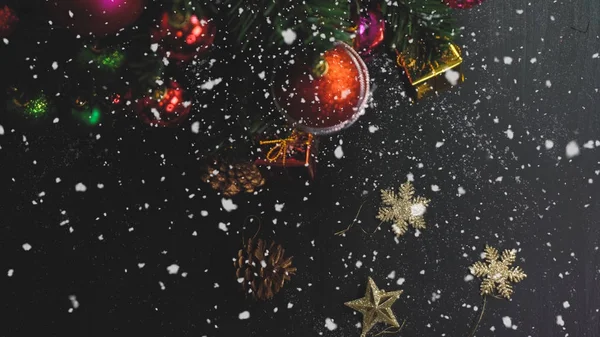 La temporada de felicitación concept.hand ajuste de los adornos en una Navidad —  Fotos de Stock
