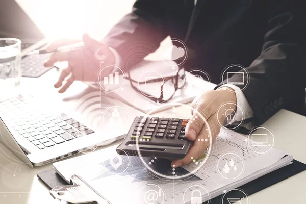 Homem de negócios mão trabalhando com finanças sobre custo e calculadora — Fotografia de Stock